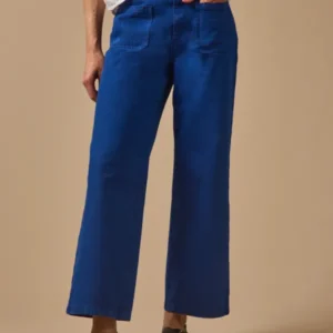 Damenjeans Lou mit ausgestelltem Bein aus Bio-Baumwolle