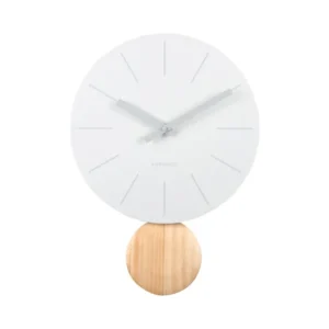 Wanduhr mit weißem Zifferblatt und Holzpendel