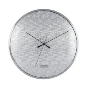 Silberne Wanduhr mit Mosaik-Ziffernblatt und schwarzen Zeigern, rund