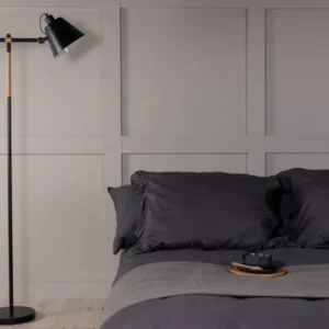 Stehlampe „Grimming“ – ruhige schwarze Klarheit mit Holzdetails