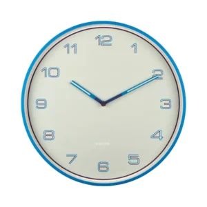 Wanduhr mit hellblauem Rand, weißen Ziffern und Metallzeigern, rund