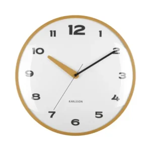 Wanduhr mit ockerfarbenem Rahmen und weißem Zifferblatt, goldene und schwarze Zeiger