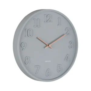Dunkelgraue runde Wanduhr mit arabischen Ziffern und goldbraunen Zeigern
