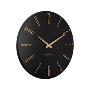 Runde schwarze Wanduhr mit goldenen Strichindizes und Zeigern, klare Frontansicht
