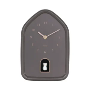 Wanduhr mit Katzenmotiv in Fensteröffnung, erdbraunes Gehäuse