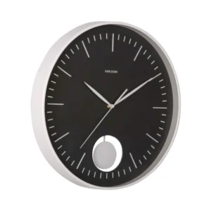 Wanduhr mit schwarzem Zifferblatt, weißen Zeigern und umlaufender Stundenskala