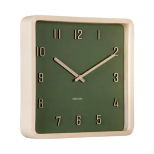 Quadratische Wanduhr: dunkelgrünes Zifferblatt, helle Holzumrandung, goldene Stundenmarken