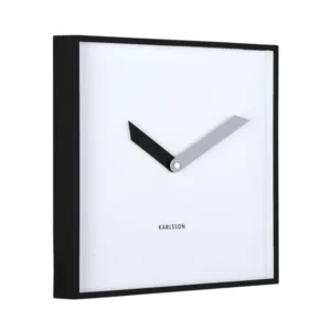 Quadratische Wanduhr mit schwarzem Rahmen, grauen Zeigern und schwarzem Minutenzeiger.