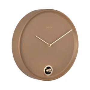 Karlsson Wanduhr mit mokkabraunem Zifferblatt, runden Uhrzeigern und Öffnung unten