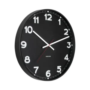 Schwarze Wanduhr mit weißen Ziffern, zwei Zeigern und roter Akzentlinie, Karlsson