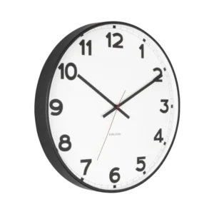 Wanduhr mit weißem Zifferblatt, schwarzem Rahmen, arabischen Zahlen und roten Zeigerspitze
