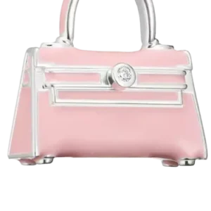 Rosa Handtasche mit silberfarbenem Bügel und Charm-Anhänger an der Schlaufe