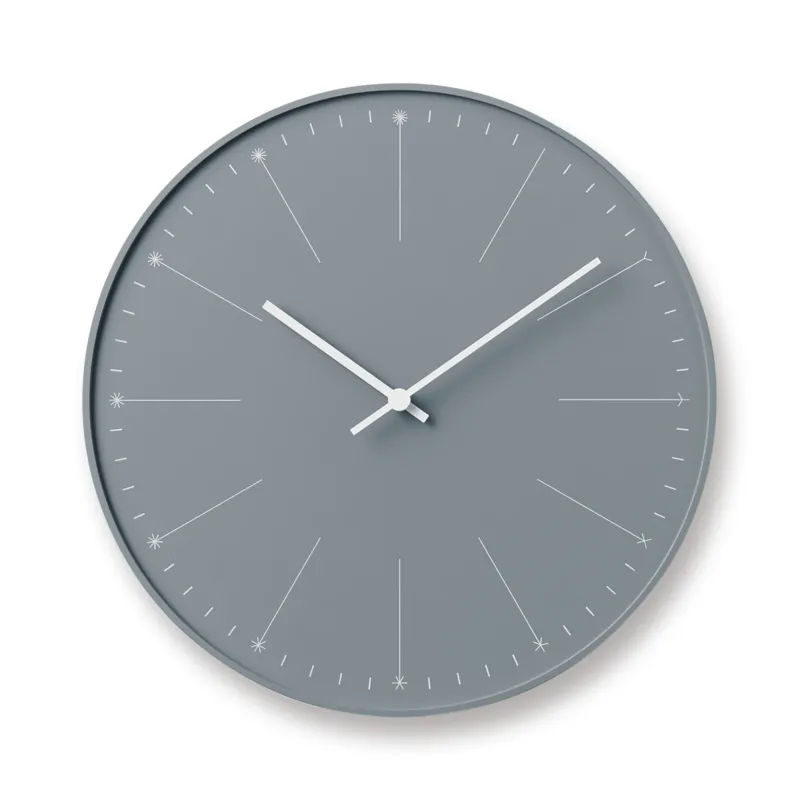 Runde Wanduhr mit grauem Zifferblatt, feinen Zeigern und strichförmigen Markierungen