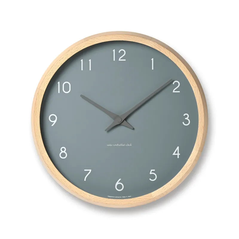 Wanduhr mit blauem Zifferblatt und hellem Buchenholzrahmen, geräuschloses Quarzwerk