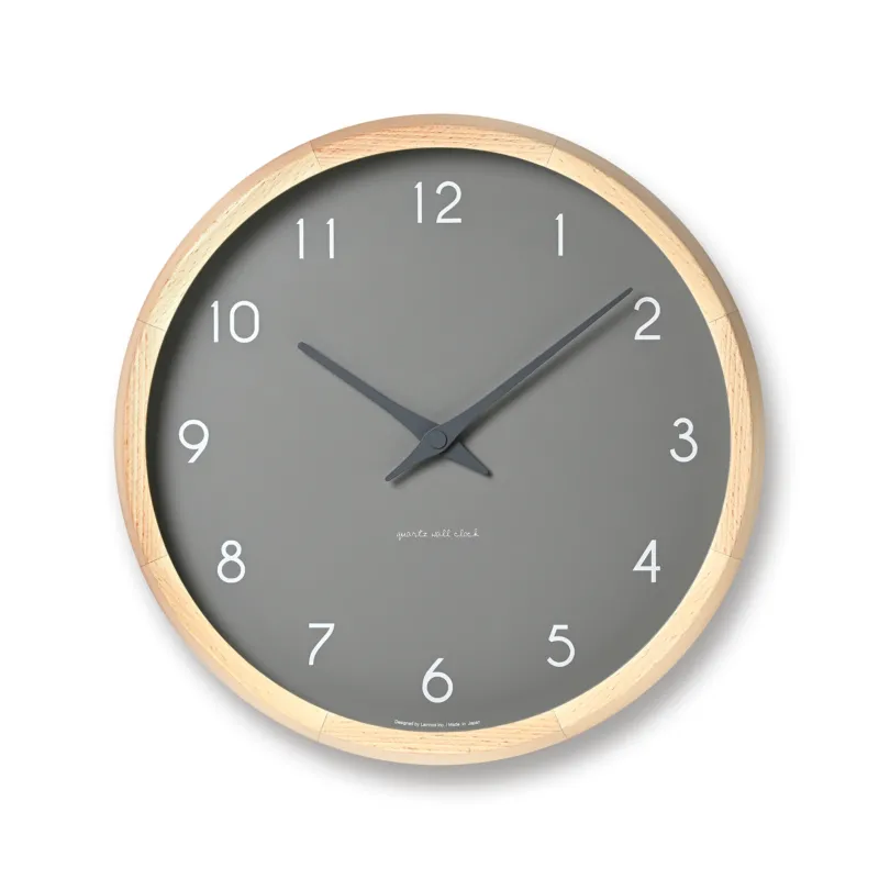 Wanduhr mit grauem Zifferblatt und Buchenholz-Gehäuse, schlichte Zeiger