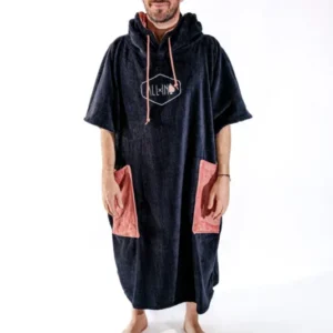 Poncho surf adulte ALL-IN Black Terra vue de face, coloris noir et poches terra cotta, logo brodé