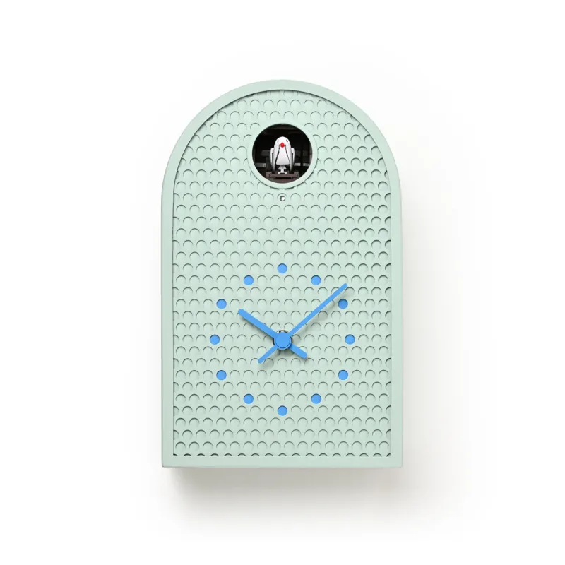 Mintblaue Wanduhr mit gekrümmter Form, Lochmuster und blauen Zeigern