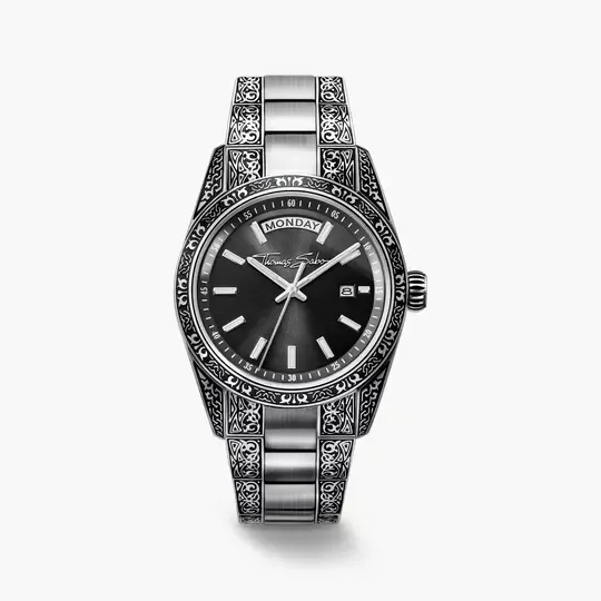 Uhr mit schwarzem Zifferblatt, silbernem Metallarmband und graviertem Lünette