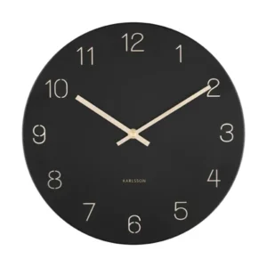 Wanduhr mit offenem Zifferblatt: schwarze Scheibe, goldfarbene Zeiger und Ziffern