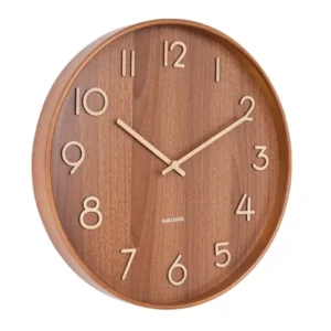 Runde Wanduhr mit dunkelbraunem Holz-Ziffernblatt, römische Zahlen und Zeiger