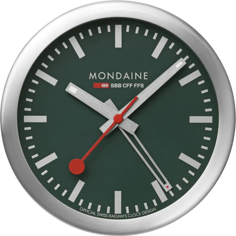 Mondaine Magnetuhr mit grünem Zifferblatt, silbernem Gehäuse und roten Zeigern.