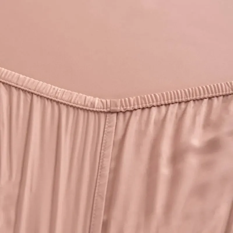 Close-up of the Cuddle Pink bamboo fitted sheet's elasticated seam and corner detail.