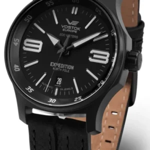 Herrenuhr mit schwarzem Zifferblatt, schwarzen Zeigern und Vostok Europe-Logo, Lederarmband