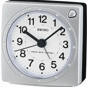 Seiko Funkwecker mit analogem Zifferblatt, schwarze Zeiger und Snooze-Taste, hellgraues Gehäuse