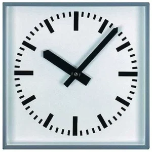 Wanduhr mit quadratischem Edelstahlrahmen, weißem Zifferblatt und schwarzen Zeigern