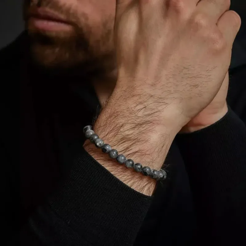 Armband mit dunklen Larvikit-Perlen und Edelstahlverschluss am Handgelenk