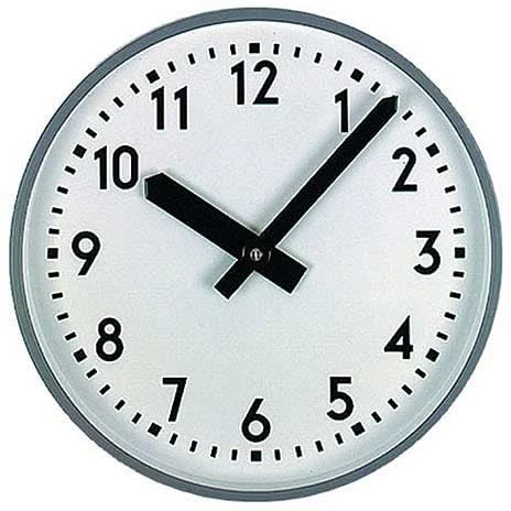 Runde Metall-Wanduhr mit silbernem Rand, schwarzen Ziffern und Zeigern
