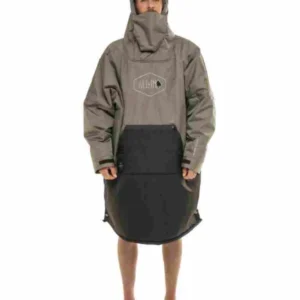 Le Storm Poncho original sans zip en noir et kaki, porté de face avec col montant.